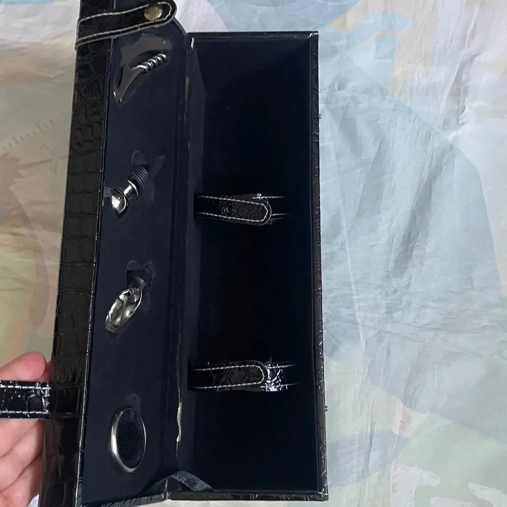 Unbranded leather accessories
